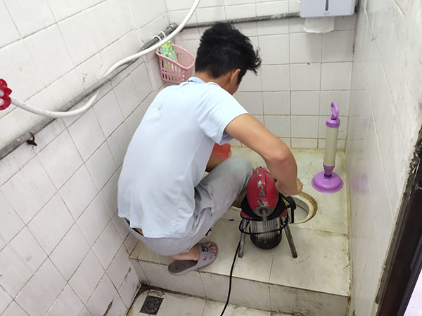 平罗管道堵塞冒臭气 专业师傅现场解决问题