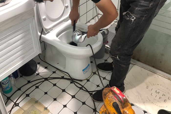 平罗马桶堵塞自己疏通还是找师傅？专业上门服务让你省时更省心